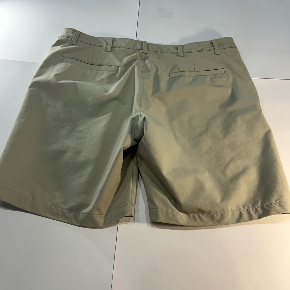 Under Armour Golf‎ Shorts Performance Lightweight Beige Mens Size 42 (282)